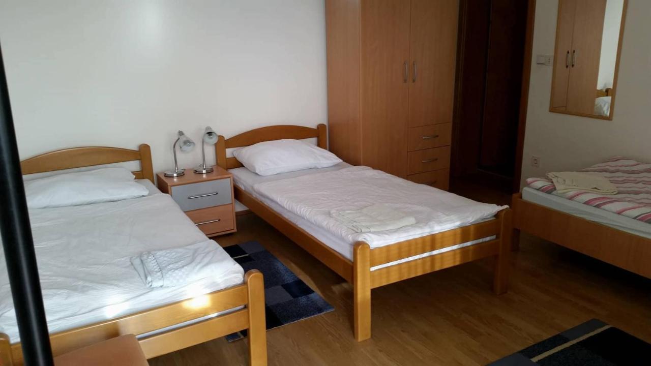 Prenociste Dzinic Hotel Zsupanya Kültér fotó