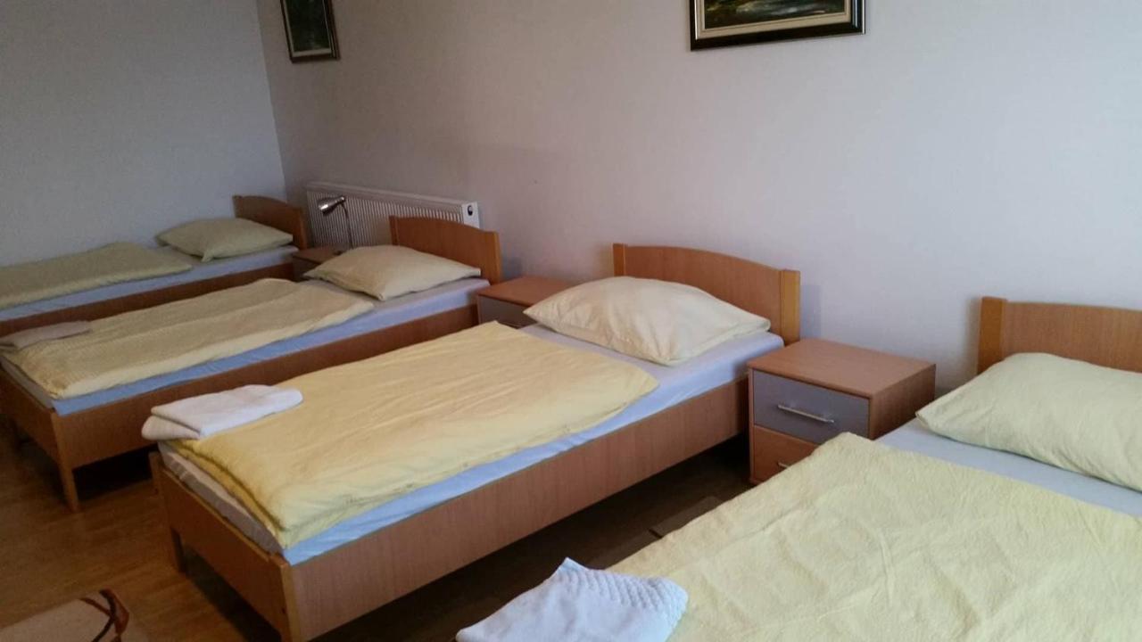Prenociste Dzinic Hotel Zsupanya Kültér fotó