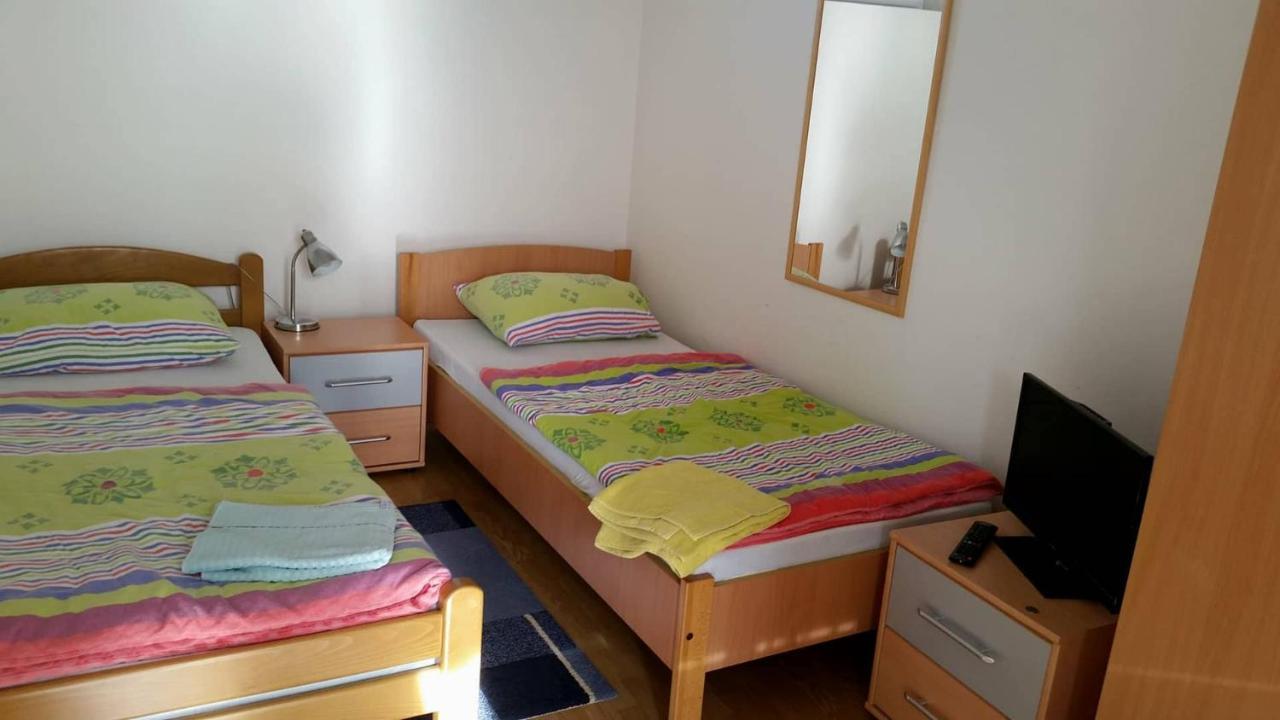 Prenociste Dzinic Hotel Zsupanya Kültér fotó