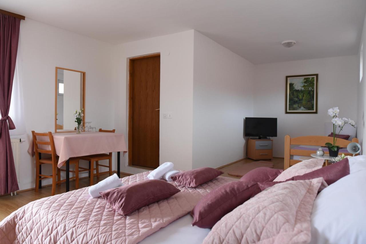 Prenociste Dzinic Hotel Zsupanya Kültér fotó